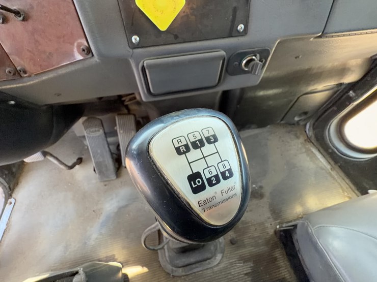 2003-peterbilt-330-image-40