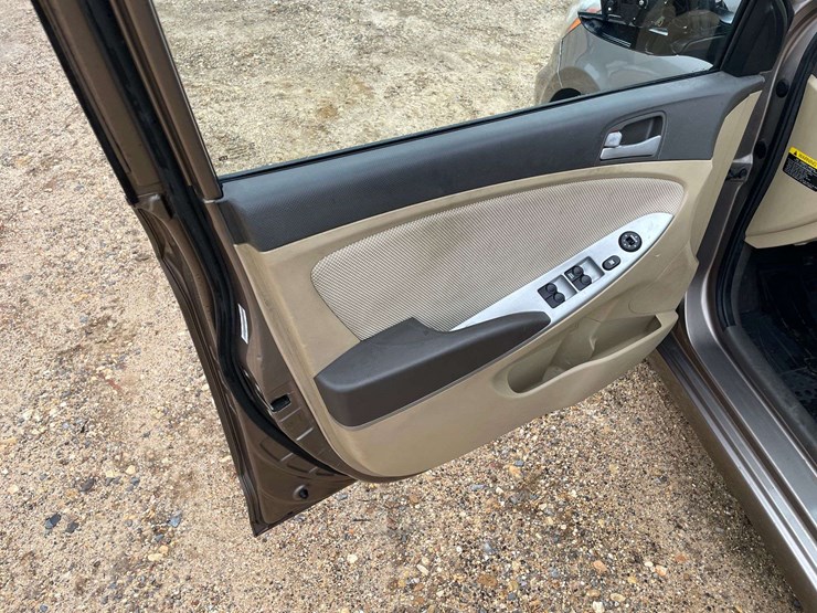 2012-hyundai-accent-4-door-sedan-(155,416-miles)-image-9