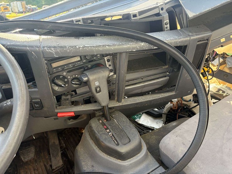 2021-isuzu-npr-image-14