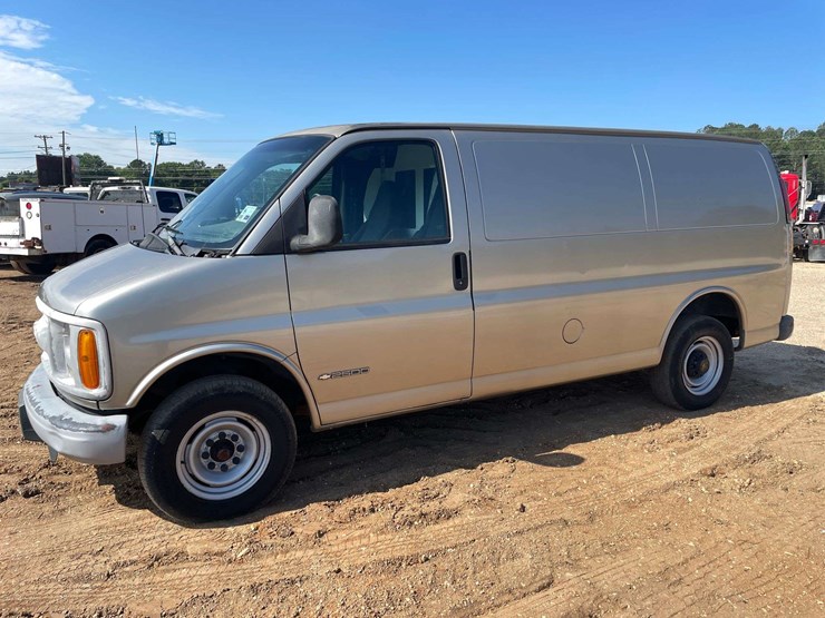 2002-chevrolet-express-2500-image-1