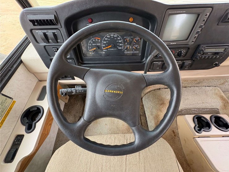 2003-winnebago-"brave"-motor-home-(12,893-miles-showing)-image-13