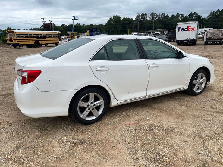 2014-toyota-camry-le-4-door-sedan-(169,990-miles)-image-3
