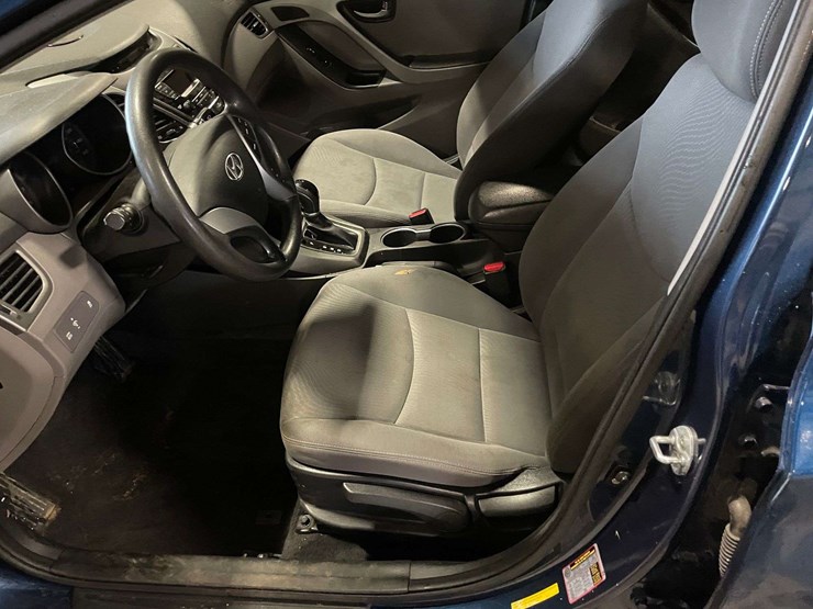 2016-hyundai-elantra-4-door-sedan-(99,032-miles)-wrecked-image-10
