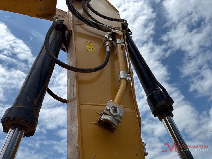 2021-caterpillar-325-image-15