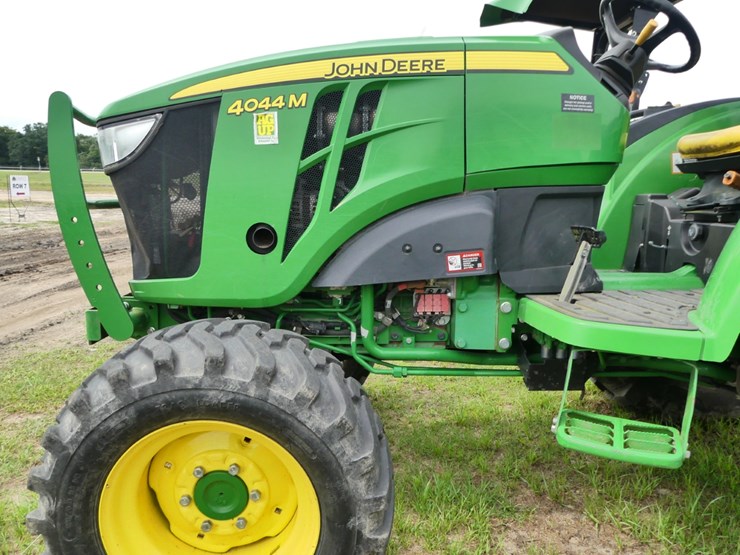 2019-john-deere-4044m-image-8