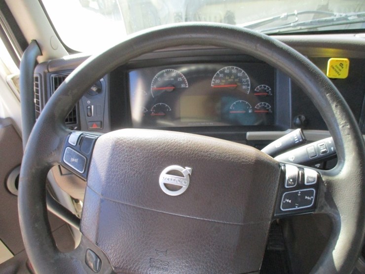 2015-volvo-10-image-16