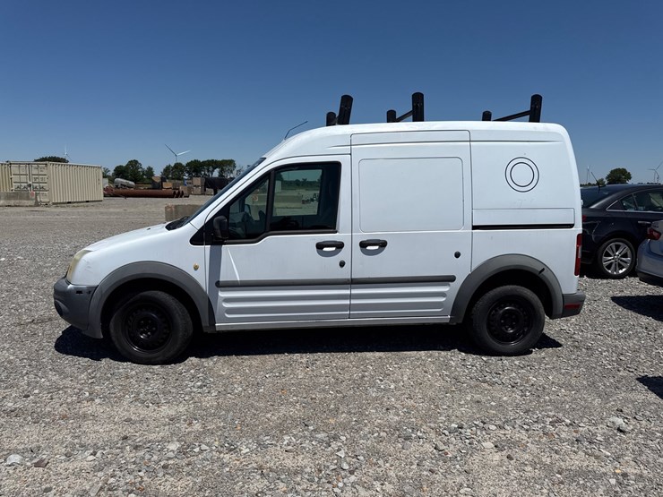 2010-ford-cargo-image-2