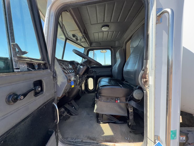 2003-peterbilt-330-image-30