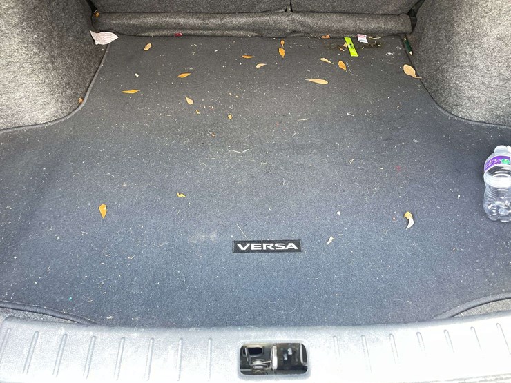 2017-nissan-versa-sv-4-door-sedan-(191,051-miles)-image-15