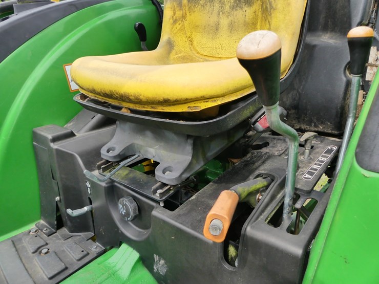 2019-john-deere-4044m-image-11