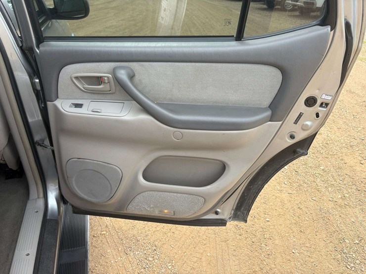 2006-toyota-sequoia-image-21
