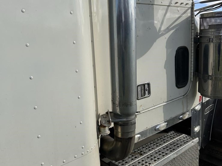 2006-freightliner-fld132-classic-xl-image-24