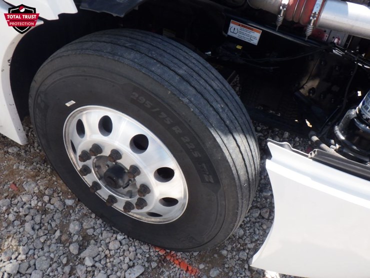 2021-freightliner-cascadia-126-image-24