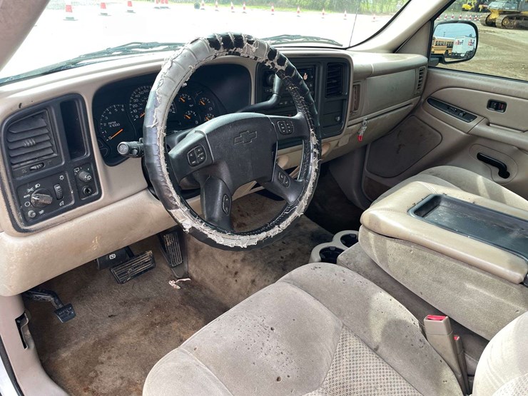 2005-chevrolet-tahoe-image-11