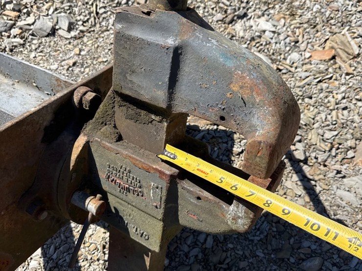 #1020-•-large-old,-heavy-duty,-vice-and-stand.-image-3