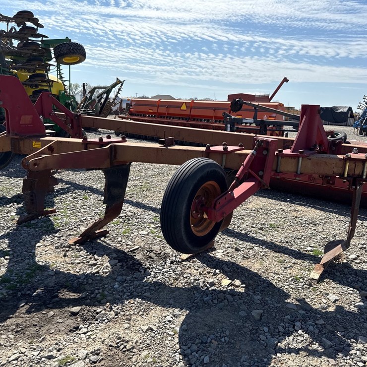 #41281 • BHC 6-row Ripper INV# 41281
