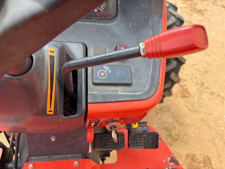 2013-kubota-m7040-image-22