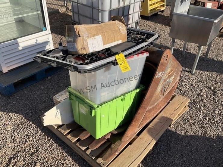 pallet-of-misc,-24in-excavator-bucket,-blower,-image-4