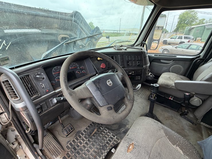 #571-•-2005-volvo-vnl-truck-image-13