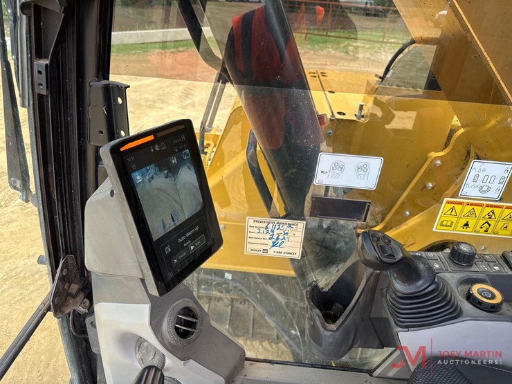 2021-caterpillar-325-image-34