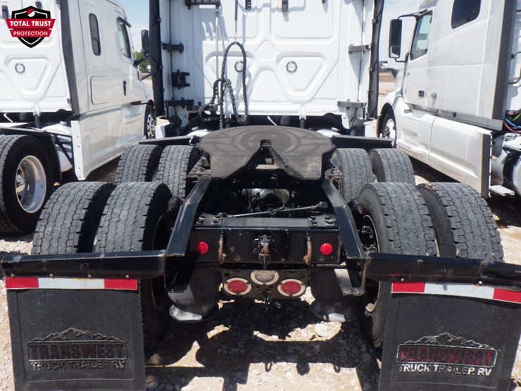 2021-freightliner-cascadia-126-image-9