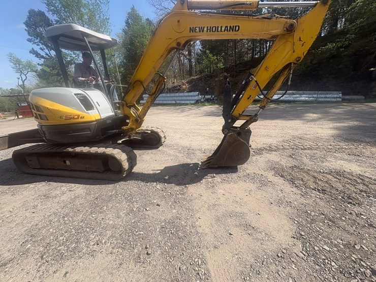 new-holland-e50b-image-3