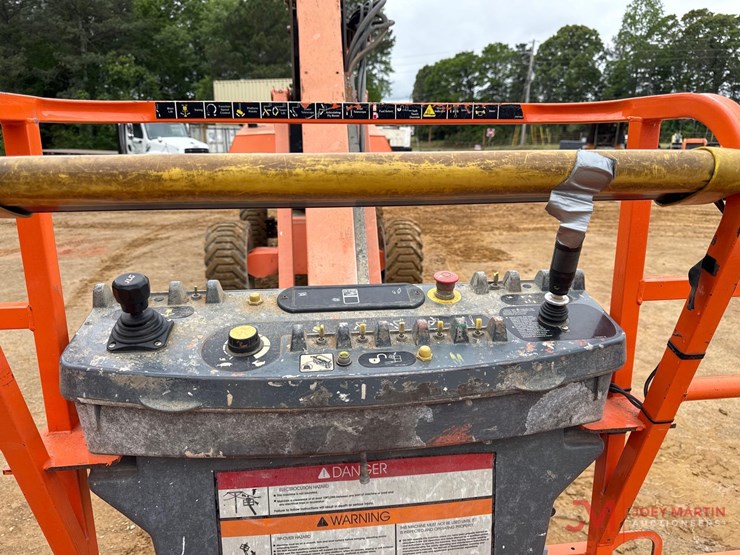 2014-jlg-800aj-image-11