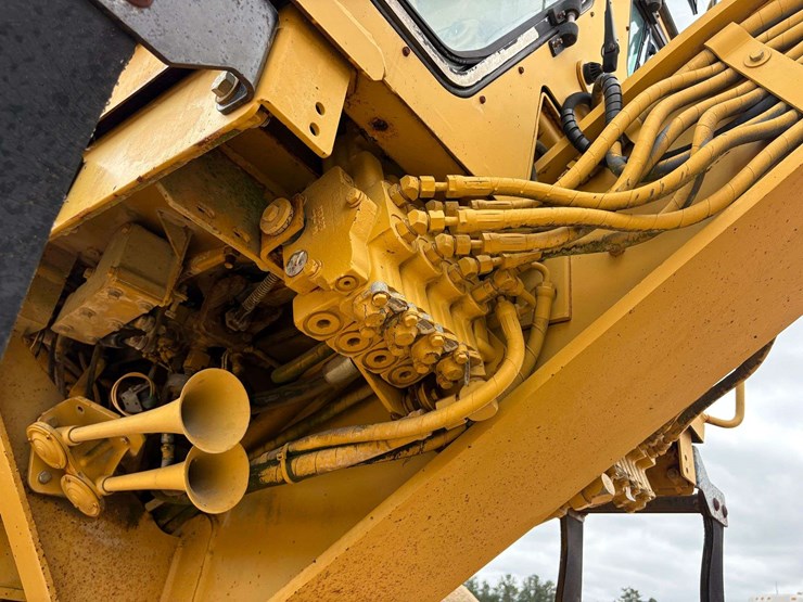 caterpillar-120-image-42