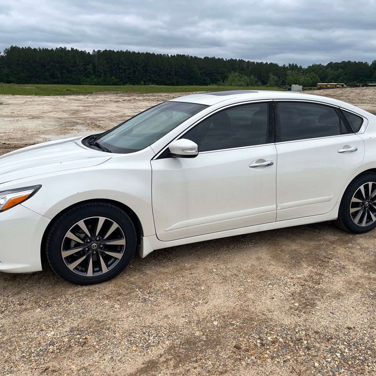 2016 Nissan Altima SL 4 Door Sedan (159,573 Miles)