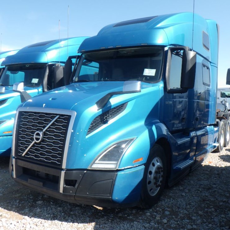 2020 VOLVO VNL860