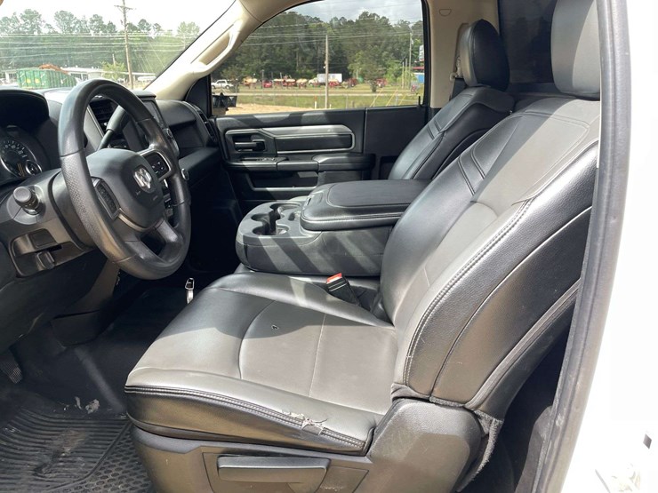 2020-dodge-ram-3500-image-10