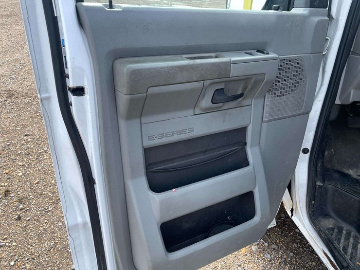2014-ford-cargo-image-9
