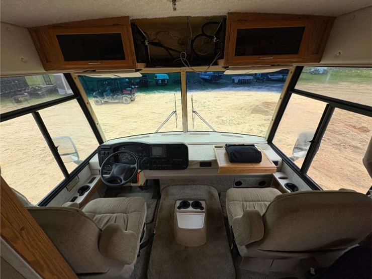 2003-winnebago-"brave"-motor-home-(12,893-miles-showing)-image-12