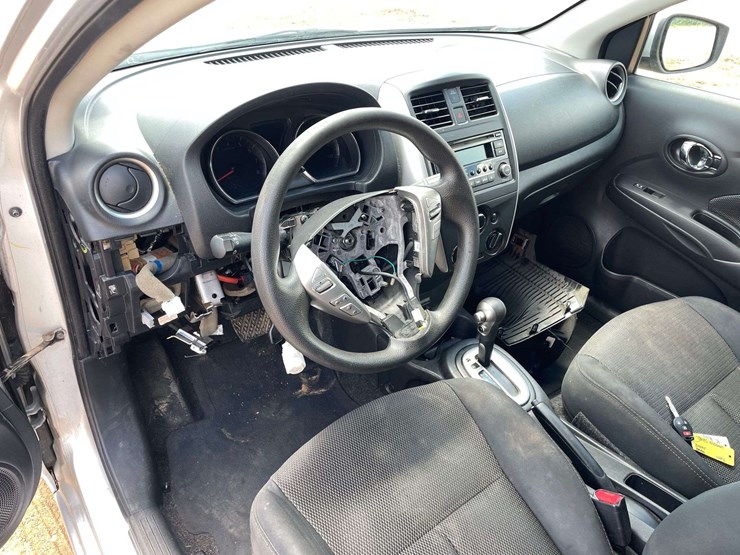 2017-nissan-versa-sv-4-door-sedan-(191,051-miles)-image-11