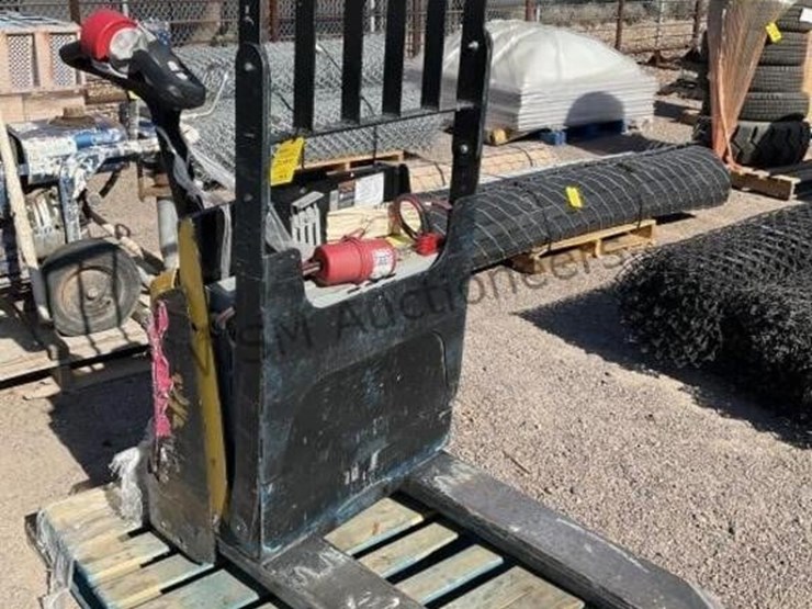 yale-4510lbs-capacity-pallet-jack-image-4