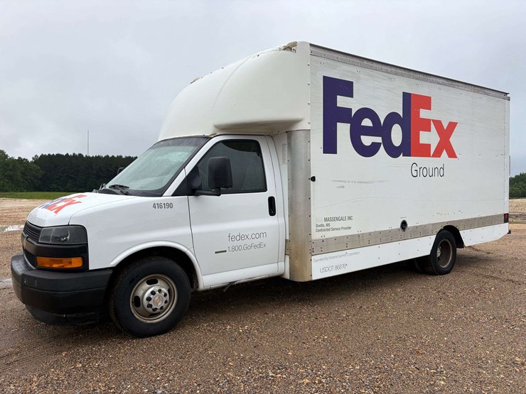 2018-chevrolet-express-3500-image-1