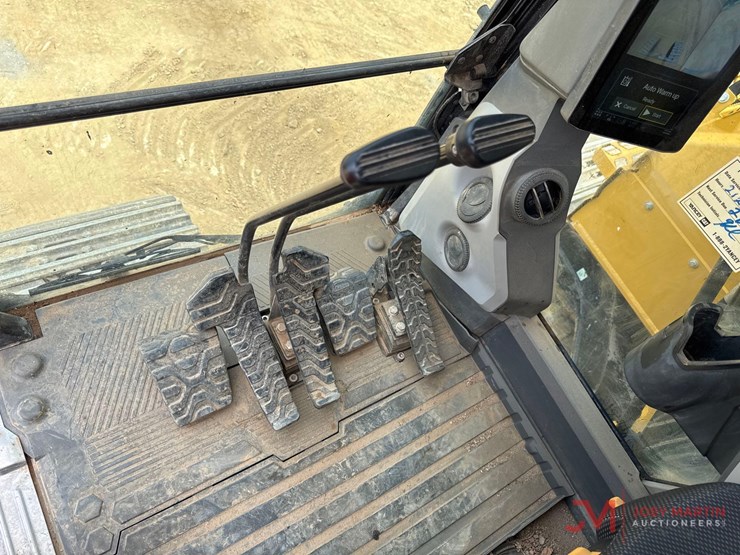 2021-caterpillar-325-image-33