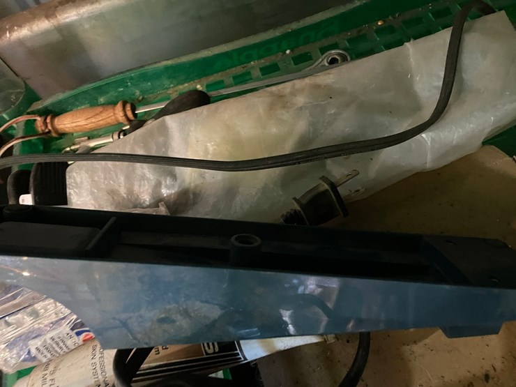 #1861-•-metal-hanging-wire-shelving-rack-and-snapple-rack-image-14