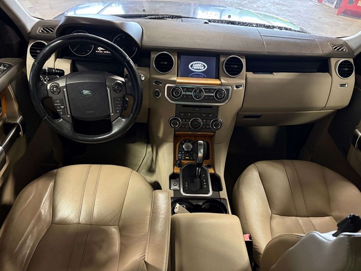 2013-land-rover-lr4-image-23