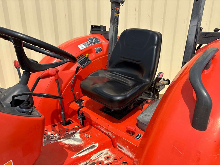 2013-kubota-m7040-image-17