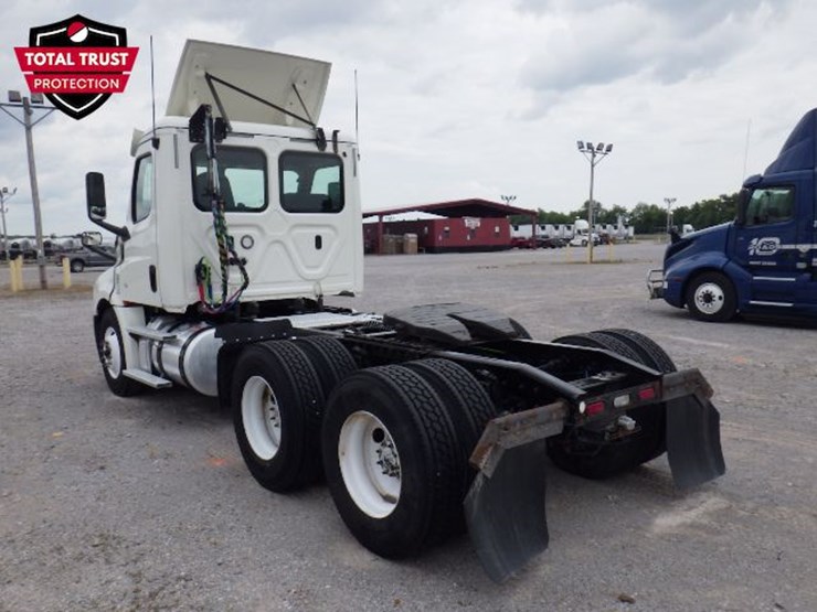 2019-freightliner-cascadia-126-image-12