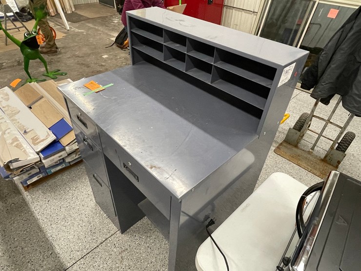 #8610-•-metal-work-bench-image-2