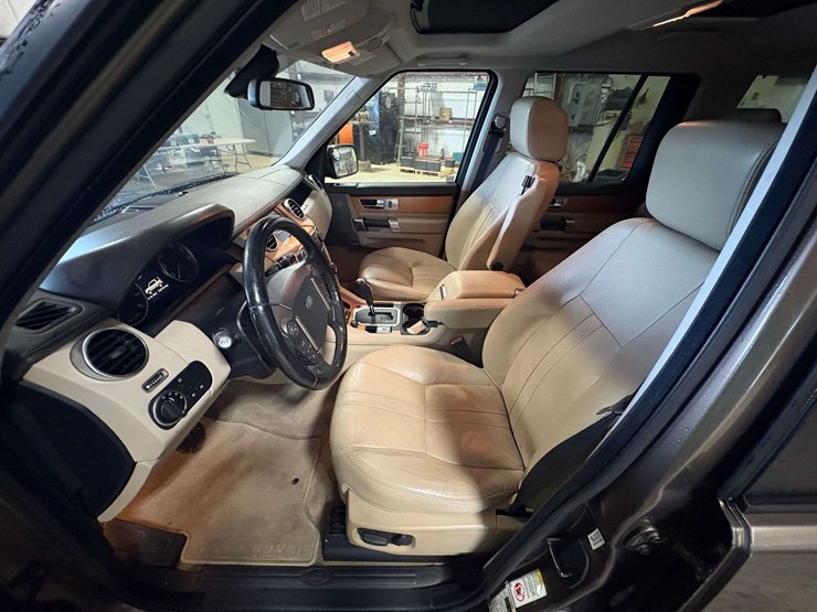 2013-land-rover-lr4-image-12