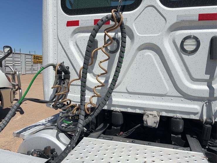 2019-freightliner-cascadia-113-image-12