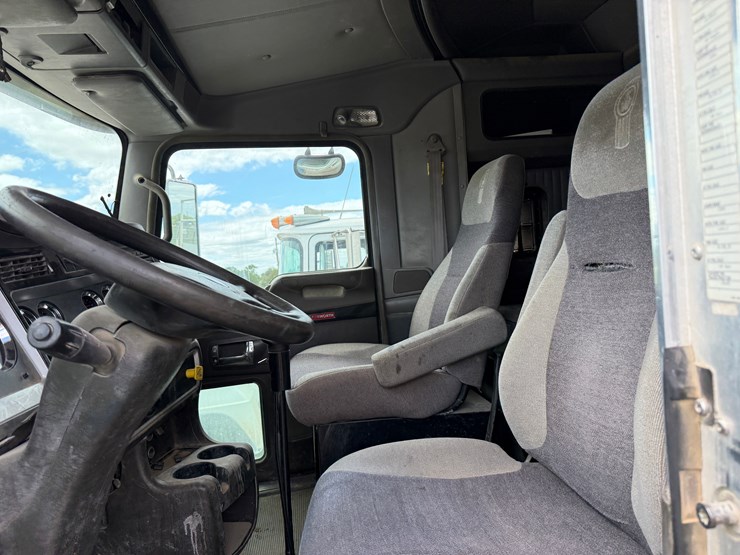 2011-kenworth-t800-image-15