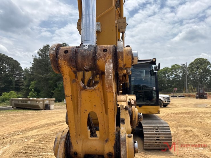 2021-caterpillar-325-image-19