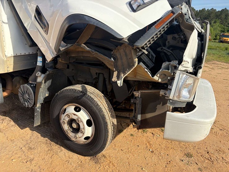 2021-isuzu-npr-image-16