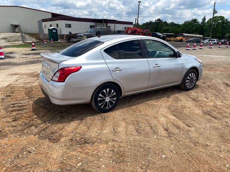 2017-nissan-versa-sv-4-door-sedan-(191,051-miles)-image-3