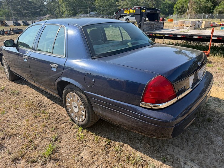 #552-•-2004-ford-crown-victoria-image-2