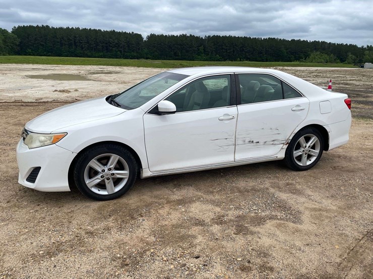 2014-toyota-camry-le-4-door-sedan-(169,990-miles)-image-1